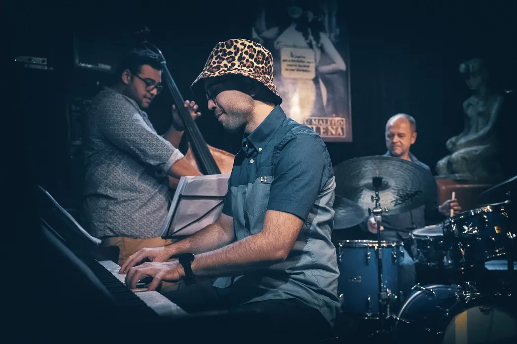 4837Trio Karageorgiev