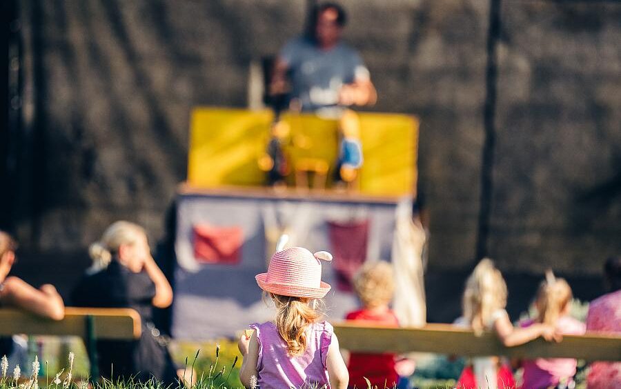 Letní divadelní scéna pro rodiny s&nbsp;dětmi