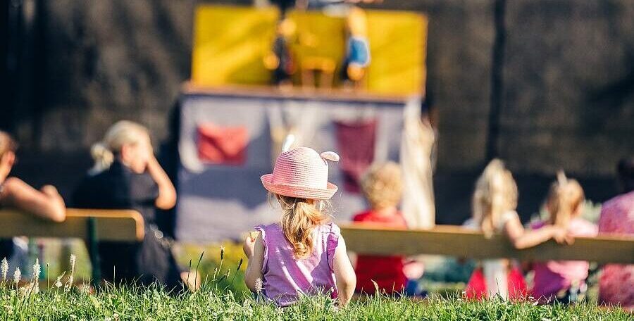 Letní divadelní scéna pro rodiny s&nbsp;dětmi